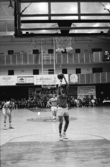 Mecz koszykówki JKS Spartakus - Resovia (fot. 1) [Dokument ikonograficzny]