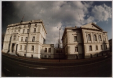 W krzywym zwierciadle : Urząd Miejski w Jeleniej Górze [Dokument ikonograficzny]