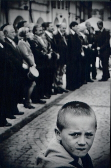 W cieniu wielkich spraw [Dokument ikonograficzny]