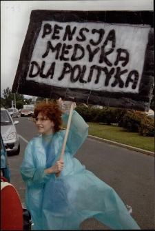 Protest przed szpitalem 2 [Dokument ikonograficzny]