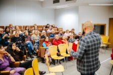 Spotkanie autorskie z Michałem Śmielakiem (fot. 4) [Dokument ikonograficzny]