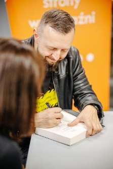 Spotkanie autorskie z Michałem Śmielakiem (fot. 47) [Dokument ikonograficzny]