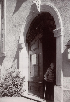 Przez pr&oacute;g [Dokument ikonograficzny]