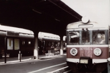 Stoi na stacji lokomotywa [Dokument ikonograficzny]