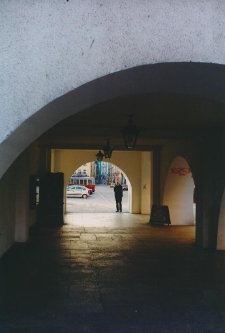 W cieniu podcieni [4] [Dokument ikonograficzny]