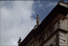 Kamienne posągi na budynku przy ulicy 1 Maja [Dokument ikonograficzny]