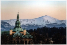 Kości&oacute;ł na tle kr&oacute;lowej [Dokument ikonograficzny]