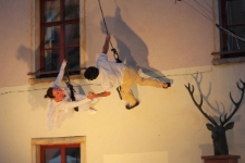 Po fasadzie budynku podczas 39. MFTU [Dokument ikonograficzny]