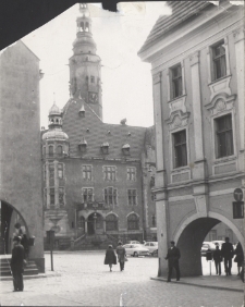 Widok na ratusz od skrzyżowania ulic Kościelnej i Grunwaldzkiej w Jaworze