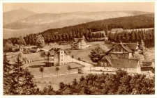 Riesengebirge. Ober-Brückenberg mit Brodbaude, 870 m ü. M. und Blick nach der Schneekoppe [Dokument ikonograficzny]
